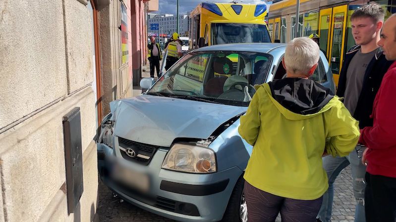 Auto vjelo v Plzni do cesty tramvaji. Ta jej odhodila na chodník